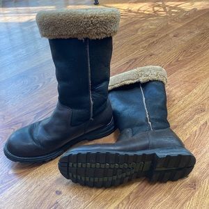 Brown uggs. Can wear folded or up all the way!